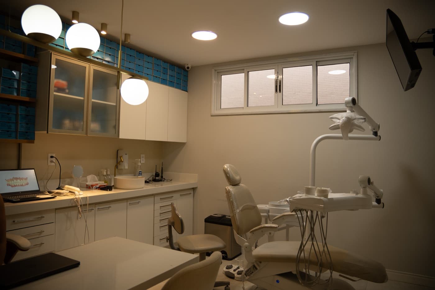 Consultório da Dream Smile: cadeira odontológica com refletor, bancada de atendimento e armários