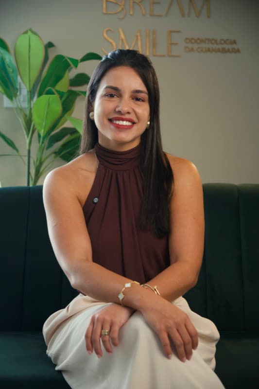 Dra. Carolina Pinheiro — ortodontista, especialista em Invisalign