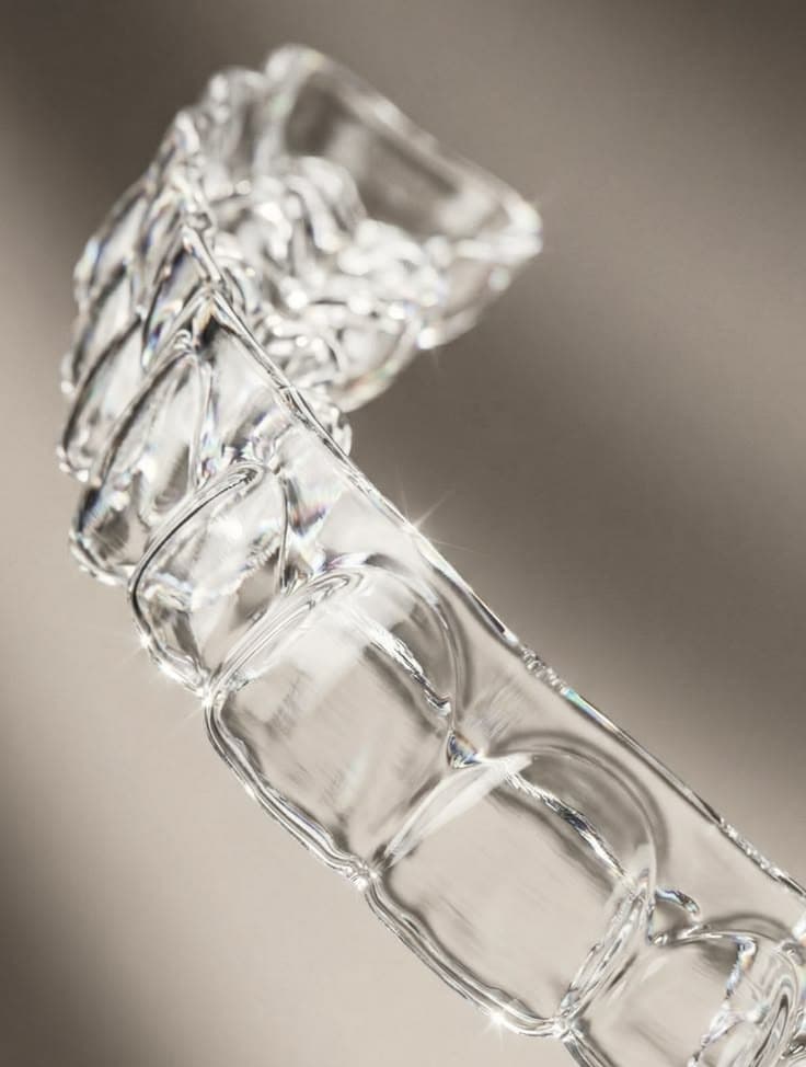 Alinhador transparente Invisalign em close com reflexo de luz